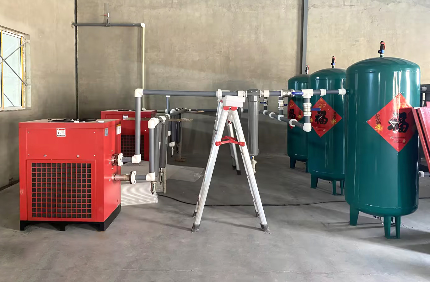 Prípad modernizácie zariadenia v priemysle chovu zvierat: Ako pomáha letecký kompresor s dvojitým skrutkom (90 kW), ktorý podnikom dosahuje efektívnu a energiu?